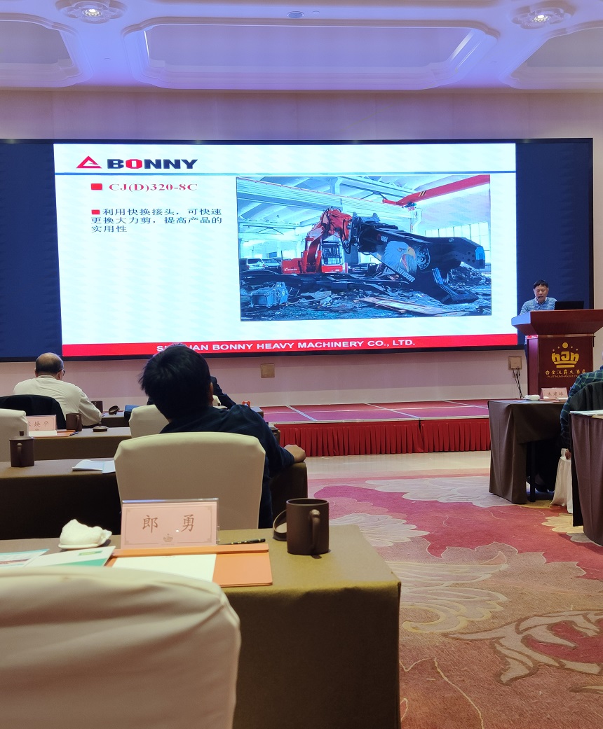 報(bào)廢汽車拆解機(jī).jpg 報(bào)廢汽車拆解機(jī).jpg