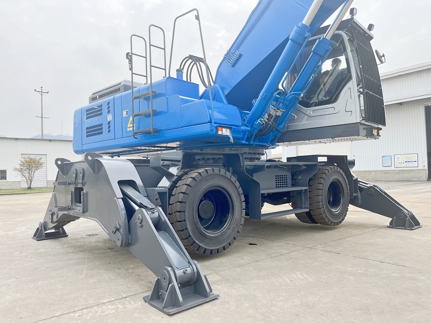 輪式抓鋼機(jī).jpg 輪式抓鋼機(jī).jpg